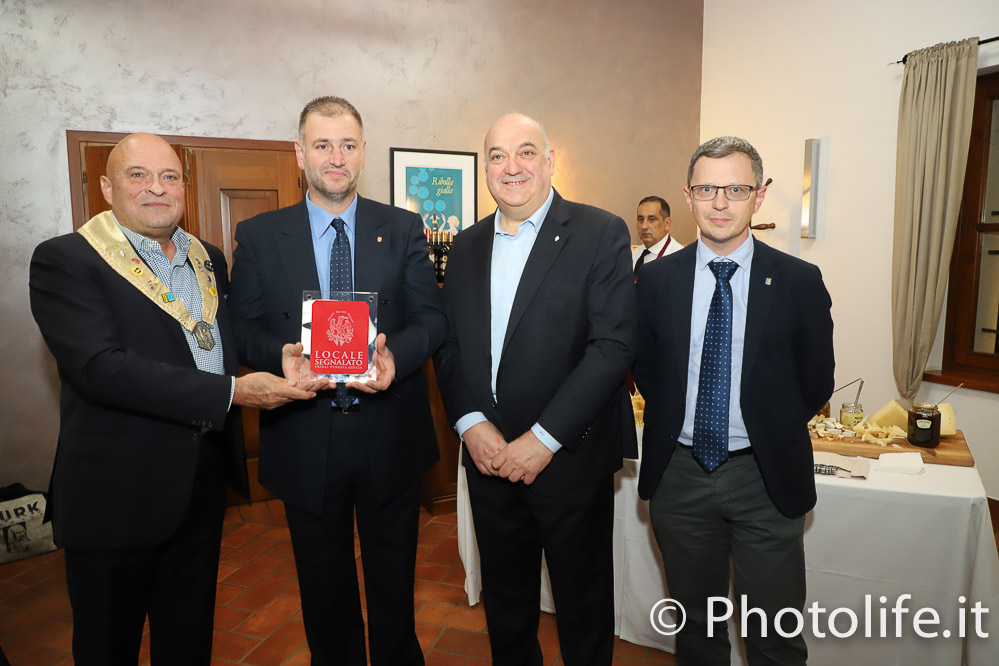 Loris Basso (Ducato dei vini) ha consegnato la targa “Locale segnalato” a Demis Ermarcora, con Andrea Cecchini Nuovo gestore e l'assessore regionale Stefano Zannier